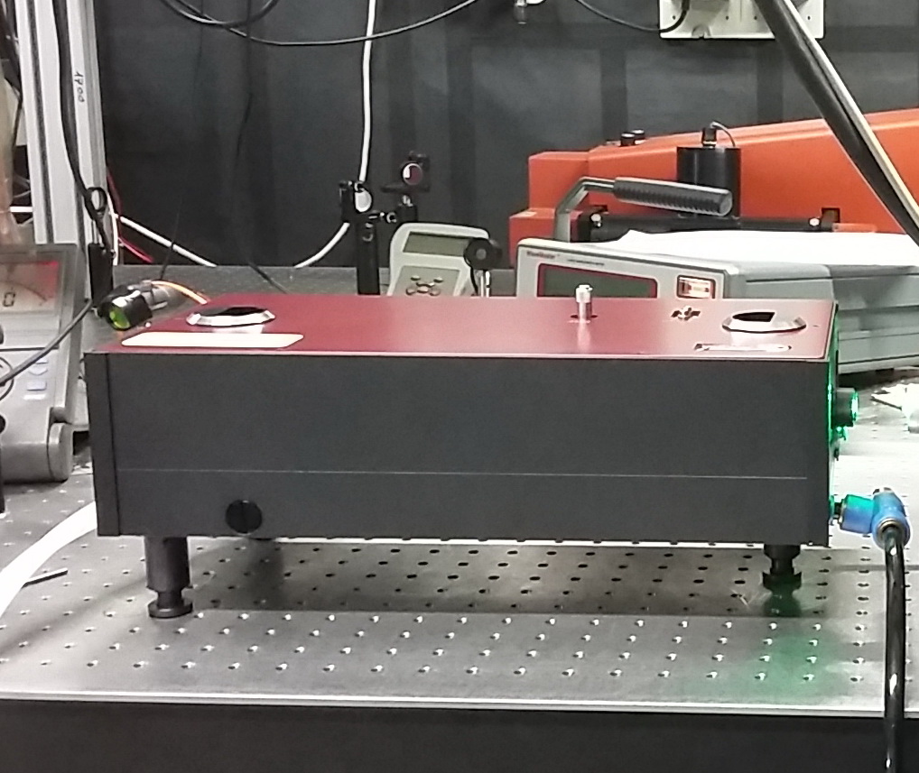 «Ручная» комплектация лазера TiC с корпусом, выполненным по специальному заказу. Лаборатория клиента в Италии.