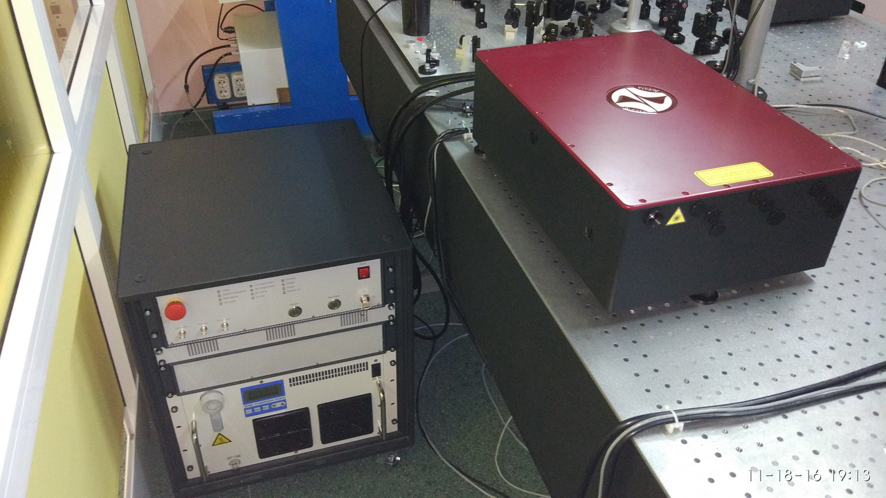 Лазерная система ТЕТА-6 с блоком питания и управления в лаборатории
